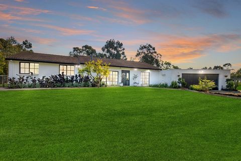 ‘Huntly’ is an enchanting, secluded hobby farm nestled on 5 picturesque acres (approx.), offering a perfect blend of eucalypt bushland, wildlife, paddocks, and beautifully landscaped garden areas. Designed by its owner, this modern property includes ...