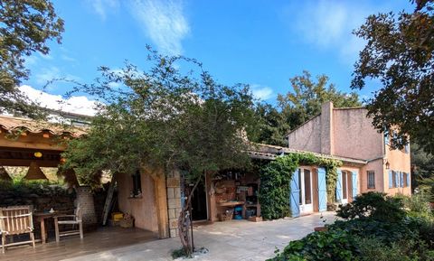 A TRANS EN PROVENCE, à l'abri des regards, sans vis à vis, dans la verdure, sur un terrain en restanques, à proximité de toutes les commodités, villa provençale de 140m2 avec magnifique piscine à débordement A côté d'une belle terrasse couverte avec ...