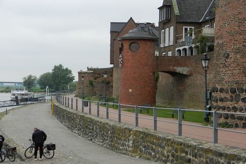 Aan de Noordzee bij Xanten ligt de woonboot idyllisch midden in een groen merenlandschap. De Noordzee en de Zuidzee zijn twee met elkaar verbonden meren. Rondom de meren vindt u een breed scala aan recreatieve activiteiten voor elke smaak. De woonboo...