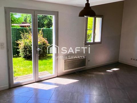 Située à Sanguinet (40460), cette maison mitoyenne duplex de type T3 construite en 2013 offre un cadre de vie paisible et agréable. Elle se trouve à proximité du lac et du centre ville, offrant ainsi une certaine facilité au quotidien. À l'intérieur,...