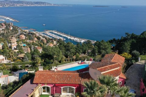 Splendid architect villa benefiting from a triple exposure, at the top of the prestigious domain of Theoule with an unique panorama at 270 degree on the bay of Cannes, the Lerins Islands, the snow-covered Alps, the Esterel - a permanent spectacle. Wi...