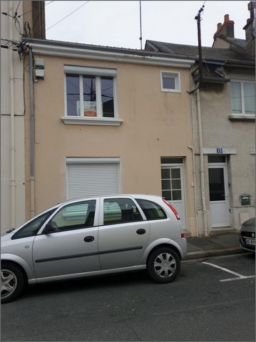 Maison d'habitation sur 2 niveaux , mieux qu'un appartement , rénové avec goût et comprenant une cuisine équipée ouverte sur séjour , wc, à l'étage 2 chambres , dressing ou bureau ,, situé à deux pas du Centre Colbert et d'un centre commercial , sall...