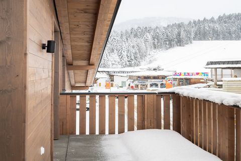 Dit Deluxe Penthouse appartement heeft ruimte voor 8 personen. Het appartement heeft 3 slaapkamers. Een met een tweepersoonsbed en bijbehorende badkamer en directe toegang tot een groot terras op het zuiden. 2 slaapkamers hebben een tweepersoonsbed e...