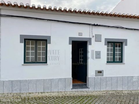 Moradia T4, com garagem e quintal, em Vila Nova de São Bento Moradia com boas áreas, localizada numa das principais ruas de Vila Nova de São Bento A moradia é composta por quatro quartos , sala de estar, cozinha e sala de jantar em open-space, wc com...