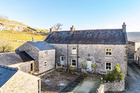 There are several options for those wishing to work from home and with an utterly charming barn conversion forming secondary accommodation. There is space to house a family member, enjoy the luxury of a self-contained guest suite or derive a second i...