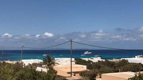 Magnifique propriété sur l'île enchanteresse de Formentera Offrez-vous votre oasis de tranquillité sur l'île enchanteresse de Formentera avec cette magnifique propriété, un refuge de rêve situé à proximité de la plage et d'Es Pujols, l'un des endroit...