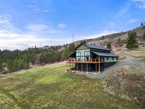 Indulge in unparalleled rural mountain luxury as you step into this extraordinary residence boasting nearly 4000 square feet of space. Embrace the comfort of rural living, enveloped by majestic mountains that paint a picturesque backdrop. Step onto t...