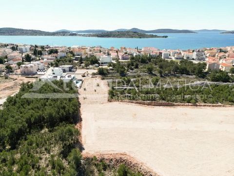 En una zona tranquila de Vodice, en la frontera con Srima, hay una parcela edificable de 604 m2 en venta. Se encuentra a tan solo 350 metros del mar, en un callejón sin salida, lo que garantiza tranquilidad y privacidad. Forma regular: ideal para la ...