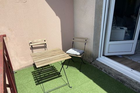 The studio in Toulouse has capacity for 2 persons. Accommodation of 226 ft². The accommodation is equipped with the following items: washing machine, internet (Wi-Fi), electric heating, swimming pool communal, 1 TV. The open plan kitchen, electric, i...