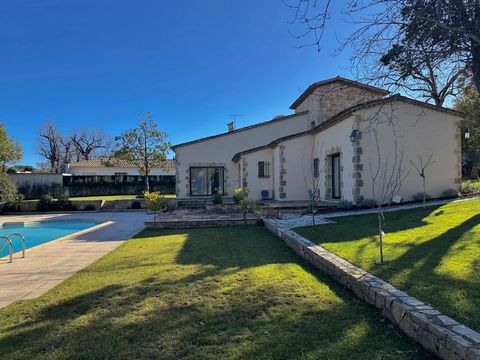 Superbe villa individuelle rénovée avec piscine - au pieds du Valbonne village Venez découvrir cette superbe maison rénovée dans un beau quartier résidentiel de Valbonne, à quelques minutes seulement du village de Valbonne. La maison occupe une posit...