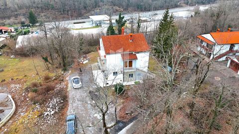 Location: Primorsko-goranska županija, Matulji, Jurdani. Jurdani, casa con 4 appartamenti in posizione tranquilla È in vendita una spaziosa casa in posizione tranquilla a Juradani, ideale per la vita familiare o come investimento. La casa si estende ...