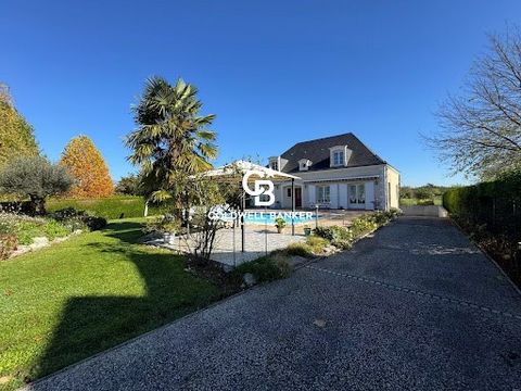 20 minutes from Tours - In Savonnières, in a calm and preserved setting, this superb contemporary house of 240 m², built in 2005, offers five bedrooms and requires no work. Located close to the village, it benefits from an ideal environment to enjoy ...