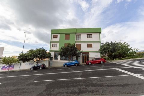 Opportunité d’investissement ! Espace commercial à vendre à La Gallega – PROPRIÉTÉ BANCAIRE ~~A vendre est un espace commercial de 184 m², idéal pour tout type d’entreprise. Il dispose d’une salle de bain et est situé dans un quartier animé, à proxim...