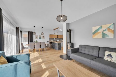 Diese moderne Villa ist der perfekte Zufluchtsort für Gruppen von bis zu 8 Personen und bietet einen atemberaubenden Blick auf die umliegenden Wälder und liegt am Fuße beliebter Skigebiete. Dank des großen Platzangebots im Inneren kann jeder bequem e...