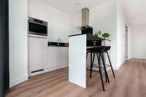 Dit ruime gezinsvriendelijke appartement op de eerste verdieping is perfect voor een comfortabel verblijf en biedt twee slaapkamers met eigen badkamers, ideaal om te ontspannen na een dag vol ontdekkingen. Elke slaapkamer beschikt over een tweepersoo...