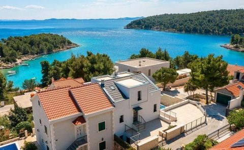 En promotion ! Le prix est passé de 1 300 000 euros à 995 000 euros ! Cette élégante villa de 5 chambres est située dans une crique pittoresque près de la destination de voile populaire de Milna sur l'île de Brač. La villa est située dans un endroit ...