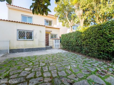 Villa con 4 camere da letto molto ben posizionata, a São Pedro do Estoril, a 10 minuti a piedi dalla spiaggia e dalla stazione, che necessita di ristrutturazione, con il seguente layout: Piano 0: Ampio soggiorno, cucina, una camera da letto e un bagn...