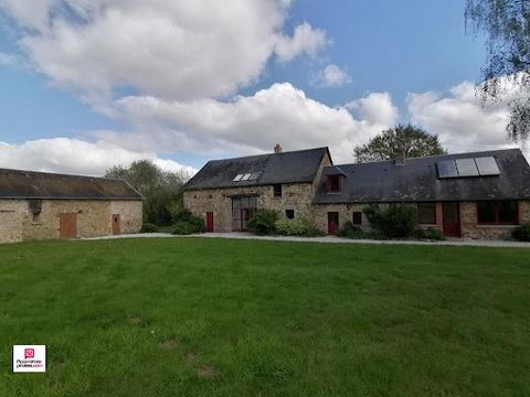 Op het platteland, in de buurt van de Alpes Mancelles, deze oude boerderij gerenoveerd door een architect, bestaat uit: - Een huis met een entree op de begane grond, een woonkamer van ongeveer 40 m2 (mogelijkheid om deze uit te breiden met meer dan 3...