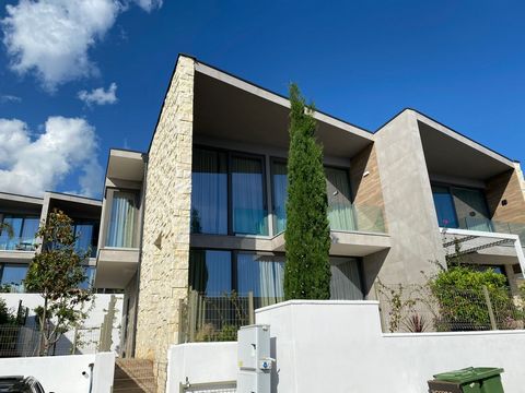 Nous sommes heureux de vous proposer à la vente un bijou d’une maison composée de deux étages, meublée sur la magnifique côte sud entourée de belles eaux, où vivre dans le luxe et la tranquillité n’a pas de prix, cette magnifique maison est une oppor...