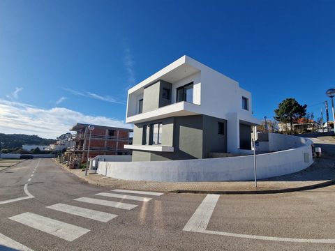 THE ADDED VALUE OF THE PROPERTY: 3 bedroom villa, new and contemporary style, inserted in a new urbanisation 1.5 km from the centre of Ericeira. PROPERTY DESCRIPTION: Floor - 1: Large basement with stairs to access floor 0 and the garden. Floor 0: En...