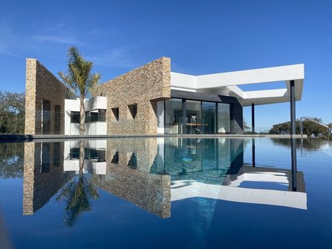 Cette villa redéfinit l'opulence et établit de nouvelles normes en matière d'immobilier ultra-luxueux. Le rêve de tout amateur de golf, cette villa 6 étoiles incarne le design contemporain, le confort ultime et la technologie de pointe, le tout dans ...