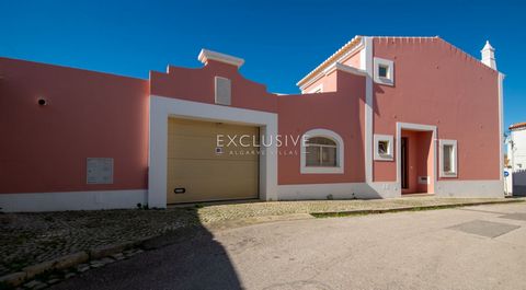 Dit prachtige herenhuis met 4 slaapkamers ligt in een klein, ongerept heuveldorpje Estombar binnen de driehoek gevormd door Lagoa, Portimão en Silves. De perfecte combinatie van de rustige dorpsomgeving met gemakkelijke toegang tot voorzieningen lijk...