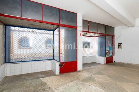 Fantástica tienda en el centro del pueblo de Algoz. Este establecimiento comercial se encuentra en una ubicación muy céntrica del pueblo, cerca de otros comercios, servicios, cafeterías y colegios. Tiene una generosa superficie de 194 m2 y mucho pote...