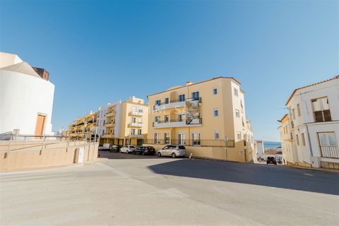 Appartement de deux chambres bien situé à Lagos. Cet appartement neuf et prêt à marquer comprend un hall d'entrée, une chambre avec placards intégrés, une salle de bains, une suite avec salle de bain privée, un salon avec coin repas, une cuisine enti...