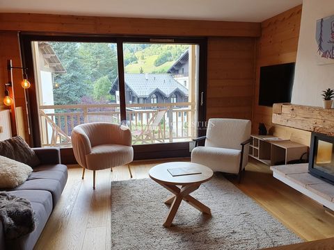 Optez pour ce lieu de vie, idéalement situé au cœur de Megève, alliant facilité d'accès à l'élégance mégevanne, niché entre galeristes et propriétés de charme de la zone piétonne. Cet appartement deux pièces de belles dimensions (46m2) est spacieux e...