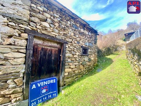 PETIT PRIX Cette grange mitoyenne idéale pour les amoureux de la nature qui trouveront leur bonheur dans ce cadre paisible afin de profiter de la tranquillité et de la beauté environnante. Un petit terrain de moins de 30 m². C.U en cours. Honoraires ...