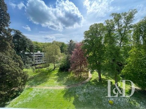 TOWN OF AVRAY on the edge of the forest of Fausse Reposes. Very nice apartment located in the Empress's residence offering perfect volumes. The living room of 35m2 facing south opens onto a loggia of more than 16m2 with a view of the magnificent park...