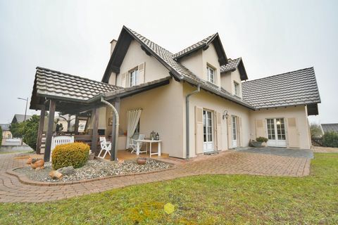 À Vendre Maison 7 Pièces à Bartenheim Maison de 211 m2 sur un terrain de 17 ares, située dans un quartier calme. Agencement : Rez-de-chaussée : Cuisine, séjour, salle à manger avec cheminée, salle d’eau, WC, 3 chambres. 1er étage : Salon avec Kachelo...