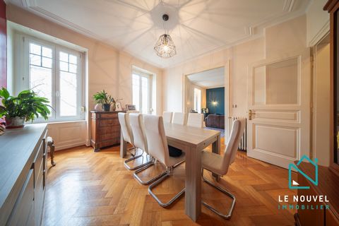 Nouveauté Le Nouvel Immobilier, à deux pas du centre-ville de Mulhouse. Venez découvrir ce spacieux appartement de 100 m2, situé au premier étage d’une petite copropriété, qui vous charmera avec ses parquets et sa belle hauteur sous plafond. Son prem...