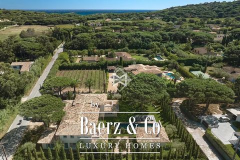 Located in a residential area, close to the beaches of Canoubiers and Salins, and less than 20 minutes walk from the center of Saint-Tropez, this new villa rests on a flat plot of 1972 m². With a living area of ​​504 m², it offers large volumes and h...