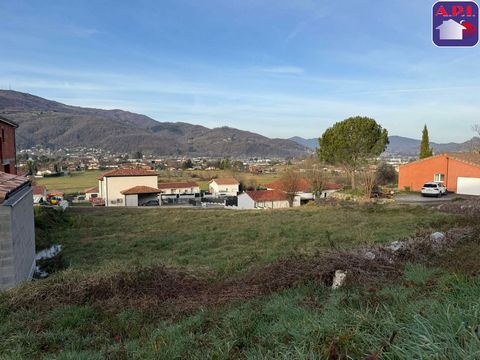 LE VIGNOBLE Venez découvrir ce magnifique terrain situé sur les hauteurs du Vignoble à Foix. Dominant, vous pourrez profiter de sa vue dégagée. Sa surface est de 949 m², étude de sol et bornage disponibles. AGENCE PYRENEES IMMOBILIER (API) - Pascal F...