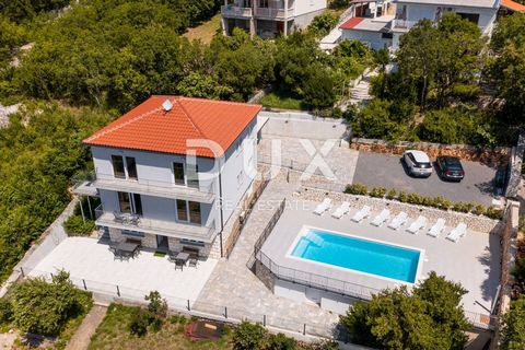 Location: Primorsko-goranska županija, Novi Vinodolski, Novi Vinodolski. NOVI VINODOLSKI (surroundings) - villa with swimming pool and garage 50m from the sea We are selling a spacious detached house just 50 meters from the sea, with a beautiful view...