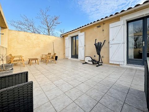 Exclusivité sur Saint Rémy de Provence appartement de type 4 avec terrasse dans une copropriété au calme avec piscine et sécurisée. Découvrez cet appartement idéalement situé dans une résidence sécurisée avec piscine, à moins de 5 minutes du centre v...