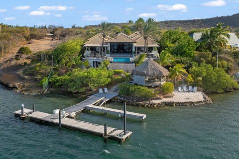 Ubicada en el complejo cerrado de Santa Barbara Plantation-Curaçao, esta opulenta villa se encuentra a orillas de Spanish Water. La playa privada y el muelle no solo son una adición bienvenida, sino también una mejora única a las lujosas comodidades ...