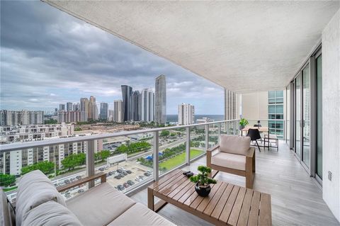 Experimente uma vida luxuosa neste espaçoso apartamento de três quartos e três banheiros no Parque Towers em Sunny Isles Beach. Esta elegante residência oferece vistas deslumbrantes, acabamentos de alta qualidade, tratamentos de janela e luminárias p...