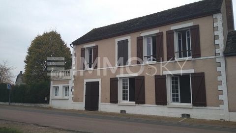 Een paar kilometer van FERRIERES EN GATINAIS, voormalige koetsiersherberg op een omheind perceel van ongeveer 1530 m². Het bestaat uit een entree, een woonkamer met open haard, een aparte keuken, een slaapkamer, doucheruimte wc, veranda aan de achter...