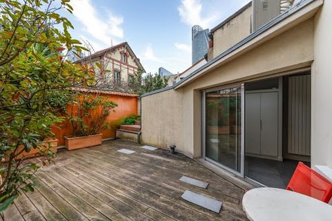 92400 - COURBEVOIE - RUE DE ROUEN - 6 ROOMS - 4 BEDROOMS - 160 M² - HOUSE WITH TERRACE - CLOSE TO ALL AMENITIES - Joëlle Bazire and effiCity, the agency that estimates your property online, offer you this 6-room house located in a sought-after reside...