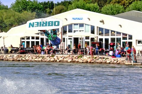 Het populaire vakantie- en recreatiepark Weissenhäuser Strand ligt direct aan een 3 kilometer lang zandstrand aan de Oostzee. Vooral gezinnen vinden hier afwisseling: het subtropische zwemparadijs, het junglelandavontuur en een wakeboard- en waterski...