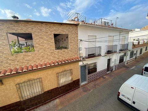 Excellent apartment with 2 bedrooms and 1 bathroom, living room and kitchen. It has 61 m2 built and the building is from 2006. Elevator. Located next to the main square of Los Pacos with all services at hand and including the Salliver School. You can...