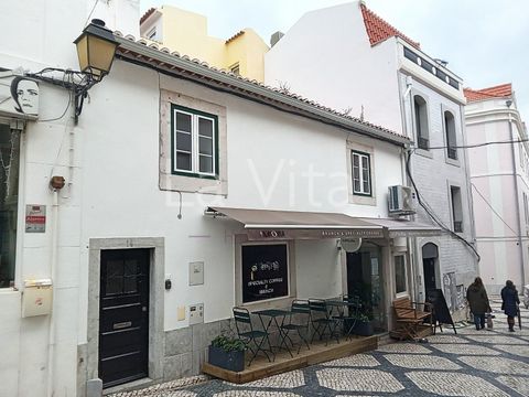 Apartamento T3 - Centro Histórico de Cascais. Tenha o privilegio de viver em pleno centro de Cascais, num apartamento típico do Centro Histórico de Cascais, a 80 metros da praia e da baía de Cascais.. O apartamento fica num pequeno edifício, num 1º a...