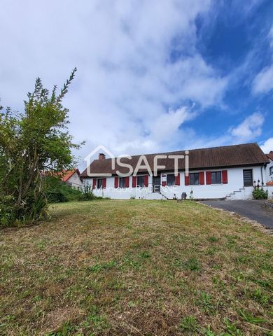 Maison individuelle de plain pied de 96 m² env. à conforter sur terrain clos et arboré de 2780 m², située à 3 minutes Nord de Doullens en voiture. Entrée, séjour de 24 m² env. avec cheminée de feu de bois, cuisine équipée avec feu Godin, 2 chambres (...