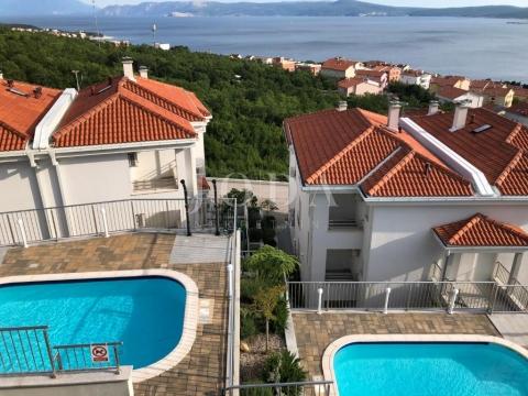 Location: Primorsko-goranska županija, Crikvenica, Crikvenica. For sale is a beautiful one-bedroom apartment located on the ground floor of a building with private parking. The complex features two swimming pools for shared use and a sunbathing area....