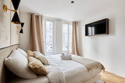 Superb flat extremely well located in the heart of the 9th arrondissement, a few steps from the Grands Magasins, the Opera and Place de la Madeleine. My air-conditioned, elegant, tastefully decorated and fully-equipped flat will provide you with a ty...