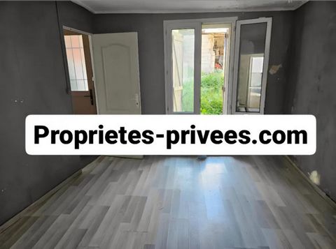 Maison de ville situé à Mitry-Mory d'une surface d'environ 70m² en plein coeur du quartier de Mitry-bourg proche des commerces , écoles a 5 minutes. Cette maison comprend une entrée, un couloir, un séjour, une cuisine, 2 w.c, 2 salles d'eau, une sall...