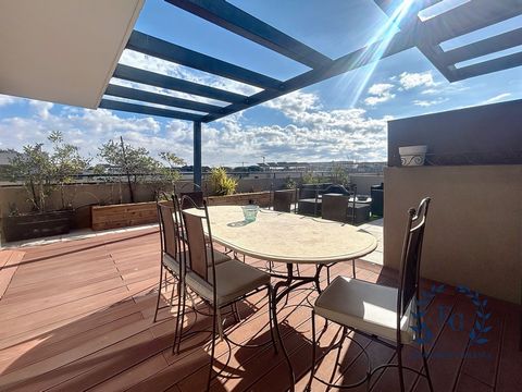 Descubra este excepcional apartamento T3, construido en 2009, que ofrece una superficie habitable de 64,32 m² y una terraza de 82 m², ideal para disfrutar de los días soleados. Situado en la 6ª planta de un edificio de lujo, este apartamento se benef...