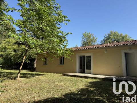 iad France - Guillemette Feret vous propose: Opportunité Exceptionnelle : Charmante Maison Plain-Pied Traditionnelle à Cruas Située dans la Pittoresque commune de Cruas, cette Superbe Maison Traditionnelle de 4 pièces sur un terrain de 1120m² est l'o...